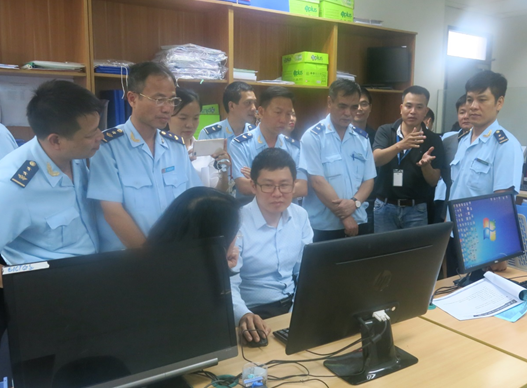 Cán bộ hải quan Cục Hải quan Quảng Ninh hướng dẫn DN triển khai Đề án giám sát cảng biển.