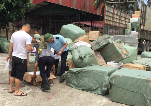 Chi cục Hải quan Móng Cái (Cục Hải quan tỉnh Quảng Ninh) phát hiện, bắt giữ 1 vụ vận chuyển trái phép mỹ phẩm không rõ nguồn gốc xuất xứ (ngày 13/6/2018).