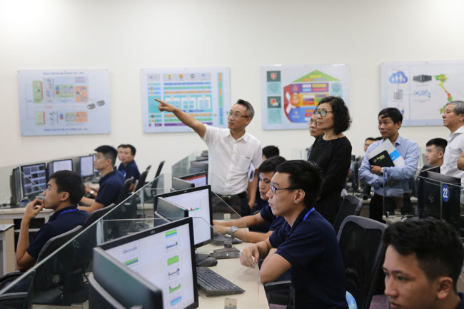 Tổng Giám đốc BHXH Việt Nam Nguyễn Thị Minh kiểm tra hoạt động Trung tâm điều hành hệ thống CNTT.