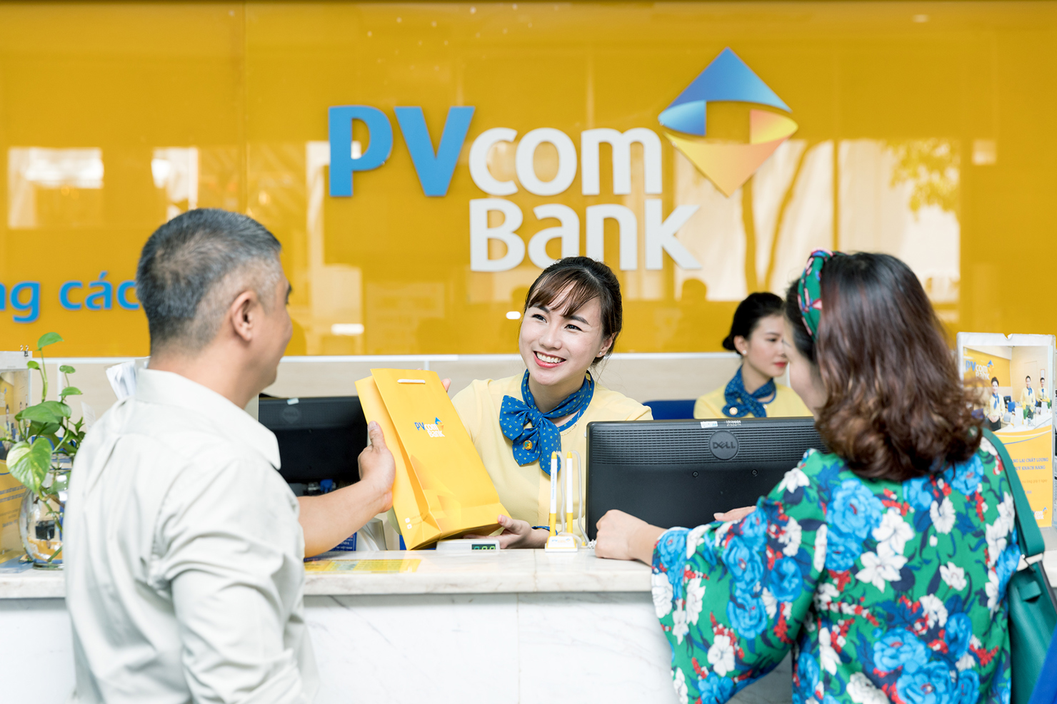 Khách hàng vẫn giao dịch bình thường tại PVcomBank Vũng Tàu.