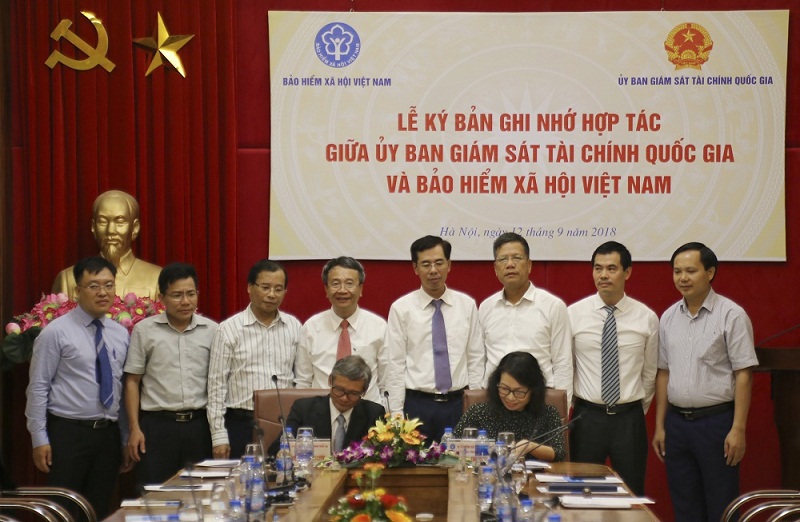 Thứ trưởng, Tổng Giám đốc BHXH Việt Nam Nguyễn Thị Minh và Quyền Chủ tịch Ủy ban Giám sát tài chính Quốc gia Trương Văn Phước ký bản ghi nhớ hợp tác.
