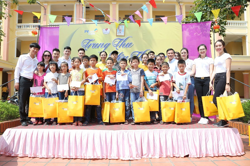 Đại diện PVcomBank trao tặng 240 phần quà cho các trẻ em có hoàn cảnh đặc biệt thiếu may mắn tại Trường Dạy nghề cho người khuyết tật tỉnh Thái Bình.