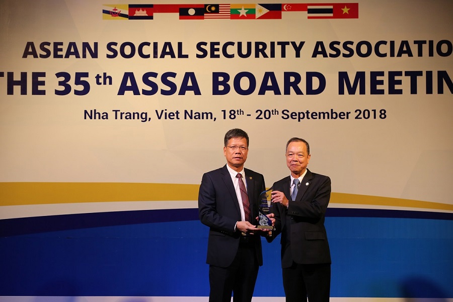 hay mặt BHXH Việt Nam, Phó Tổng Giám đốc BHXH Việt Nam Trần Đình Liệu nhận giải thưởng từ Chủ tịch ASSA về hạng mục công nghệ thông tin.