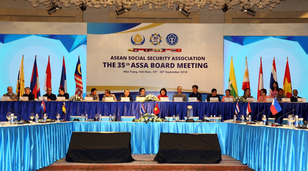 Các thành viên BCH Hiệp hội ASSA 35 ký thông qua Tuyên bố chung của Hội nghị.