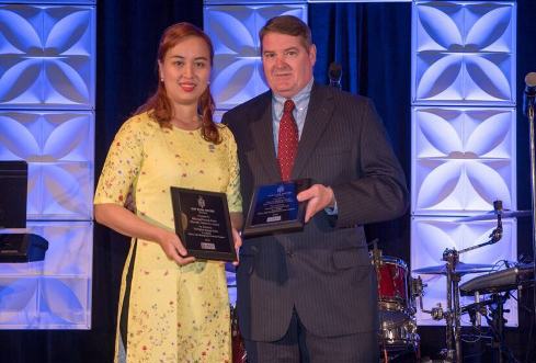 Ông John Fitzgerald, Chủ tịch cấp cao phát triển quan hệ chiến lược của Tập đoàn Tài chính John Hancock trao tặng kỷ niệm chương FLMI Award – Eastern & Global cho bà Hoàng Hương Xuân tại lễ vinh danh.