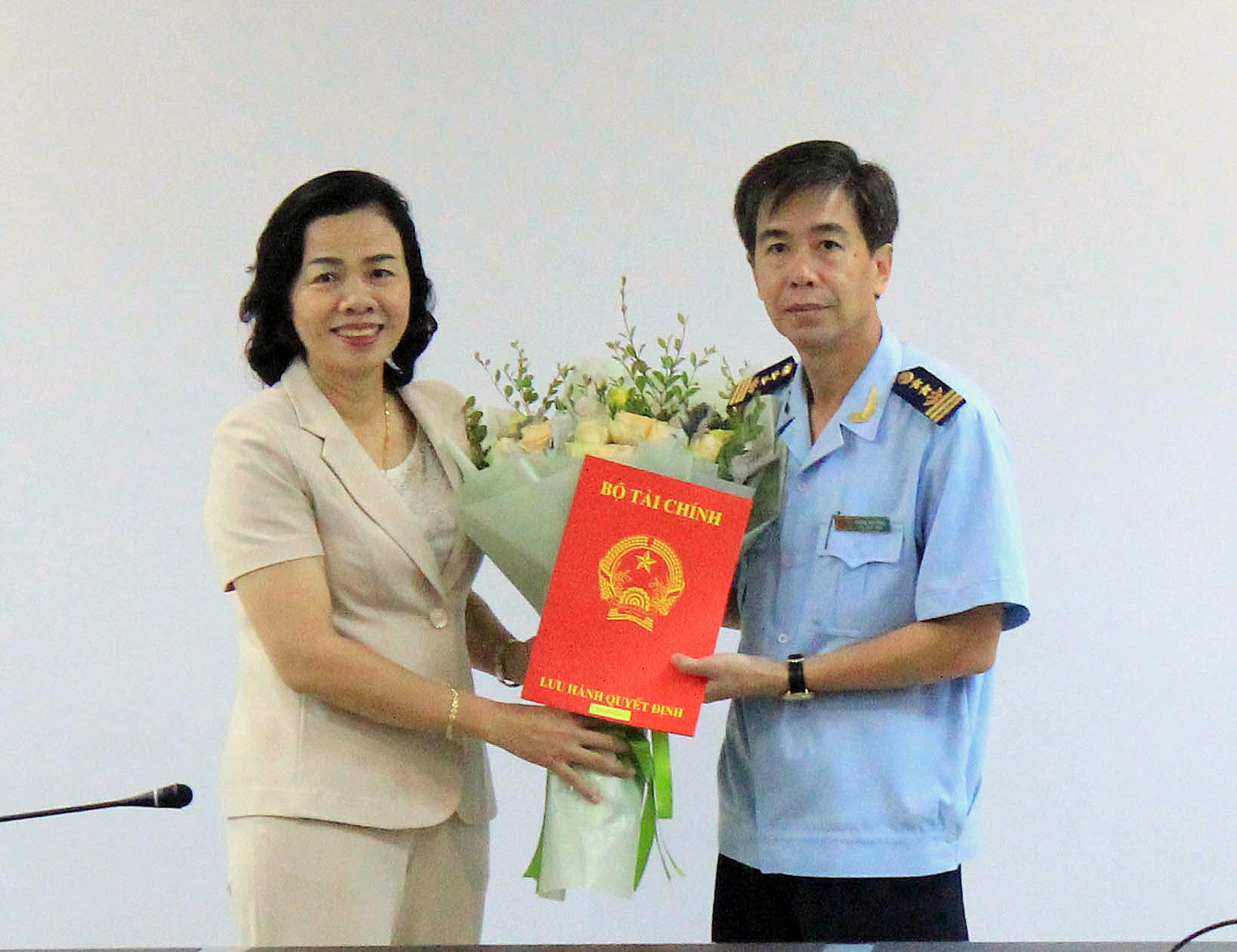 Thứ trưởng Vũ Thị Mai trao quyết định điều động, bổ nhiệm và tặng hoa chúc mừng tân Cục trưởng Cục Hải quan TP. Hà Nội Dương Phú Đông.