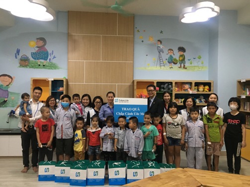 Đại diện Fubon Life Việt Nam trao tặng sách, đồ chơi... cho Phòng đa năng Khoa Bệnh máu trẻ em của Viện Huyết học - Truyền máu Trung ương.