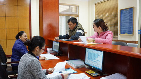 Hướng dẫn và thực hiện thủ tục hành chính BHXH tại phòng Một cửa BHXH tỉnh Điện Biên. Nguồn: Internet