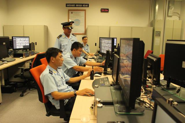 án bộ Chi cục Hải quan sân bay Nội Bài soi chiếu hàng hóa xuất nhập khẩu qua đường hàng không.