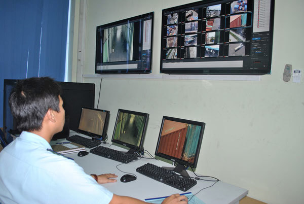 Công chức Hải quan cảng Sài Gòn KV3 giám sát hàng hóa qua camera.