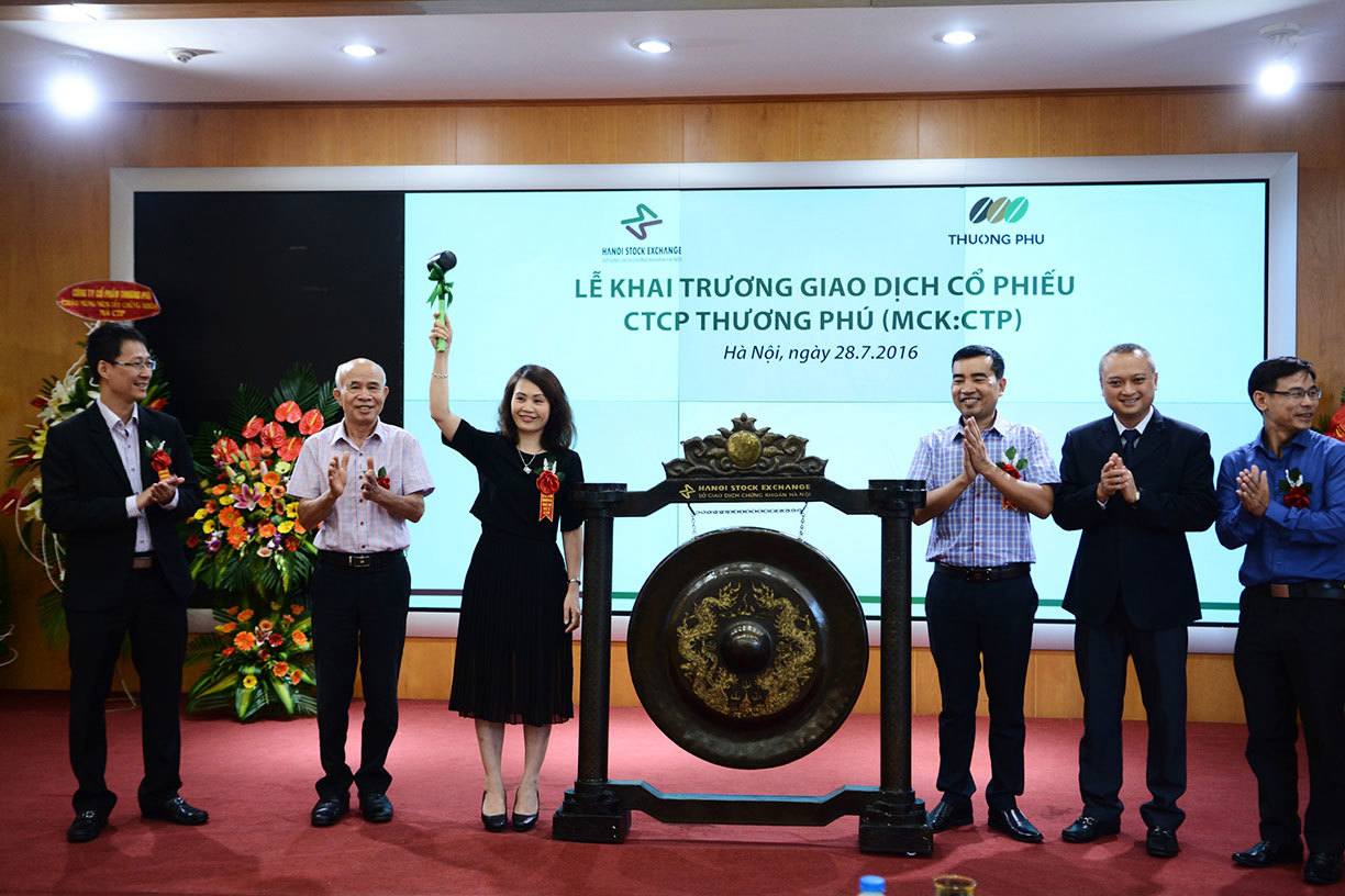 Bà Nguyễn Thị Thủy, Thành viên HĐQT CTCP Thương Phú đánh cồng khai trương phiên giao dịch cổ phiếu CTP.