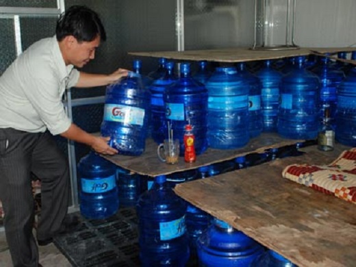 Hàng loạt cơ sở sản xuất nước uống đóng chai tại Hà Nội bị phát hiện không đạt chuẩn.