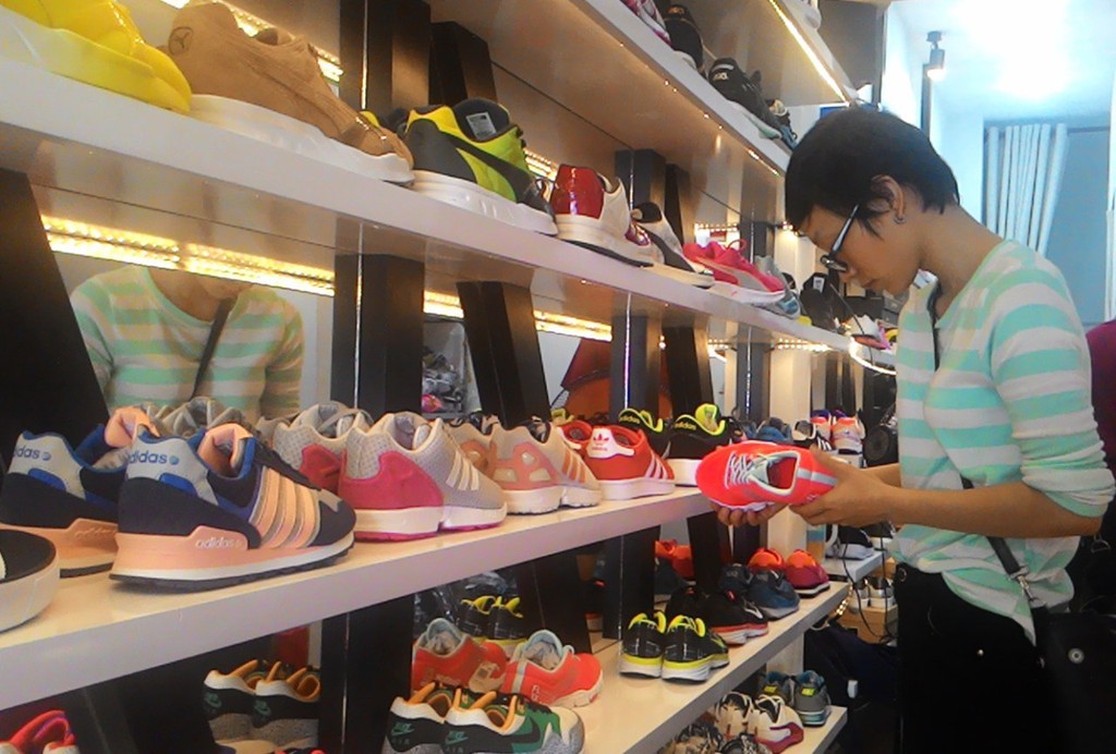Giày nhái đang gây nhiều khó khăn cho doanh nghiệp sản xuất giày trong nước.