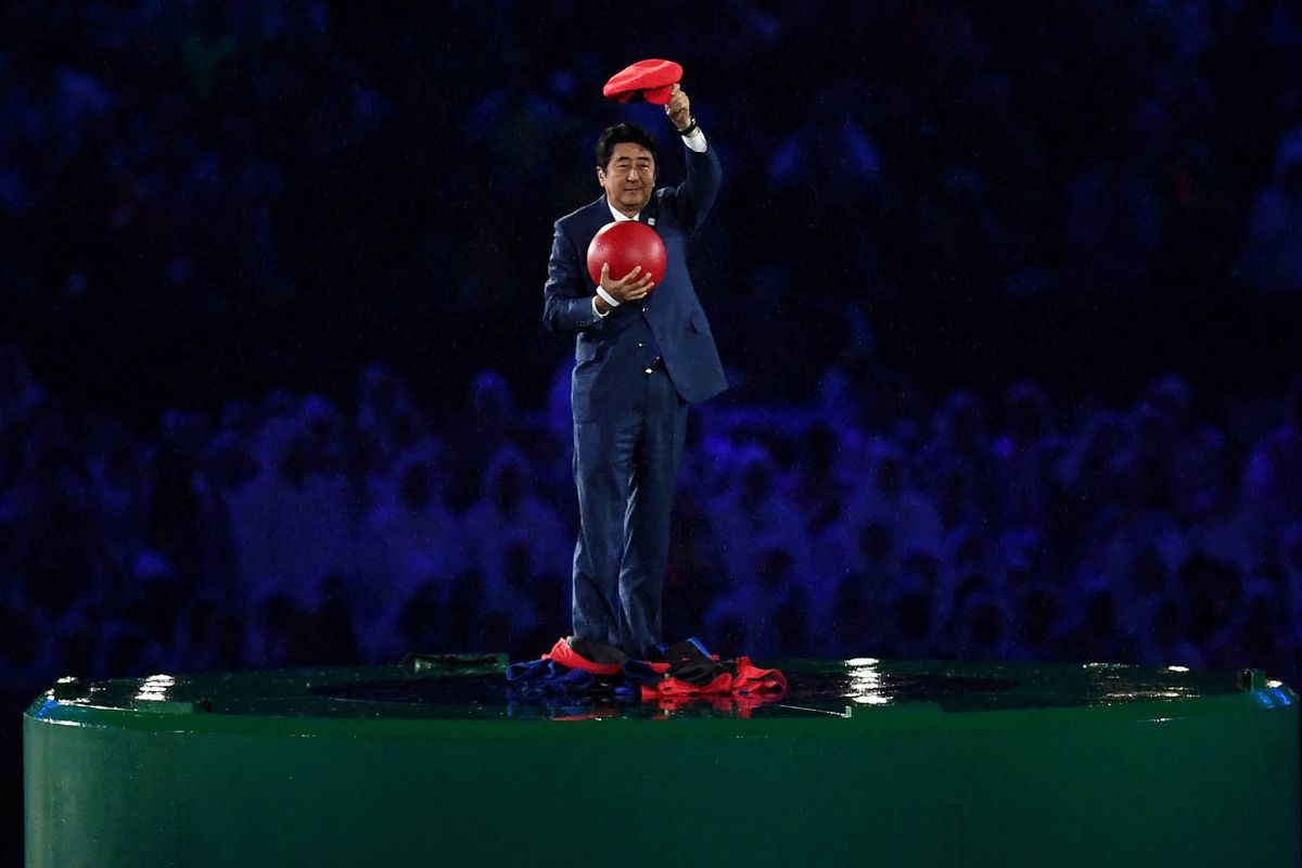 Thủ tướng Shinzo Abe trong vai nhân vật trò chơi Mario tại lễ bế mạc Olympic Rio 2016.