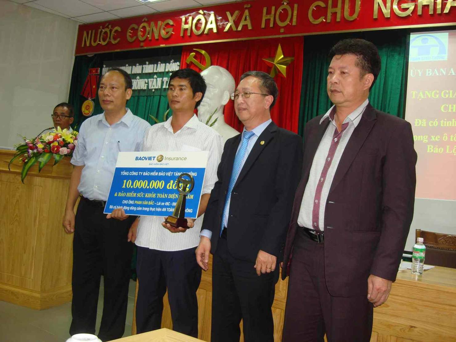 Tặng tiền mặt và Gói Bảo hiểm sức khỏe toàn diện cho lái xe Phan Văn Bắc.