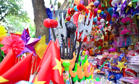 Những món đồ chơi bạo lực của Trung Quốc tràn lan trên các cửa hàng đồ chơi trên phố Hàng Mã.