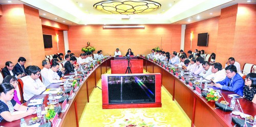 Phó thống đốc Nguyễn Phước Thanh và Phó thống đốc Nguyễn Thị Hồng chủ trì hội nghị.