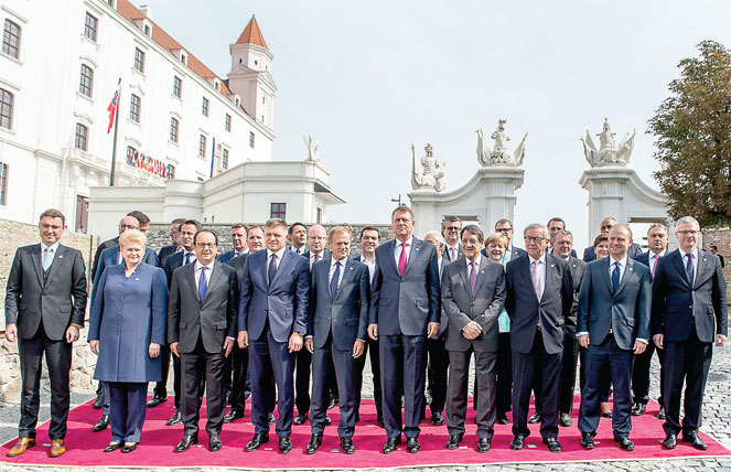Các lãnh đạo 27 nước thành viên EU chụp hình trước lâu đài Bratislava.