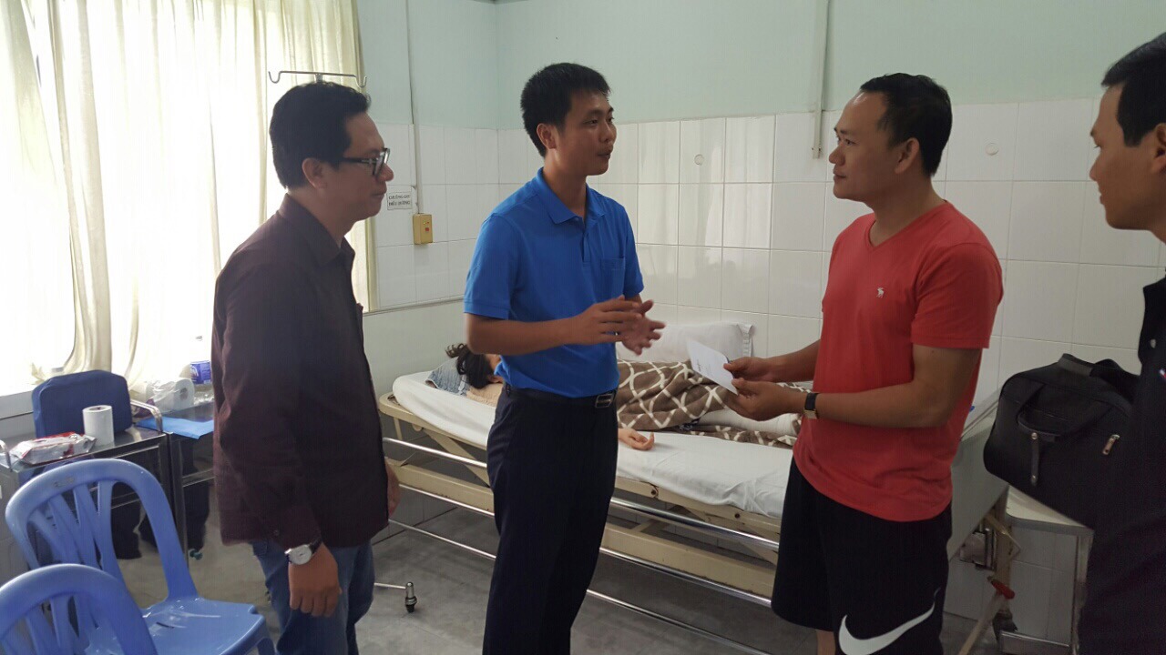 Đại diện Tổng Công ty Bảo hiểm Bảo Việt tới thăm hỏi các nạn nhân trong vụ tai nạn.