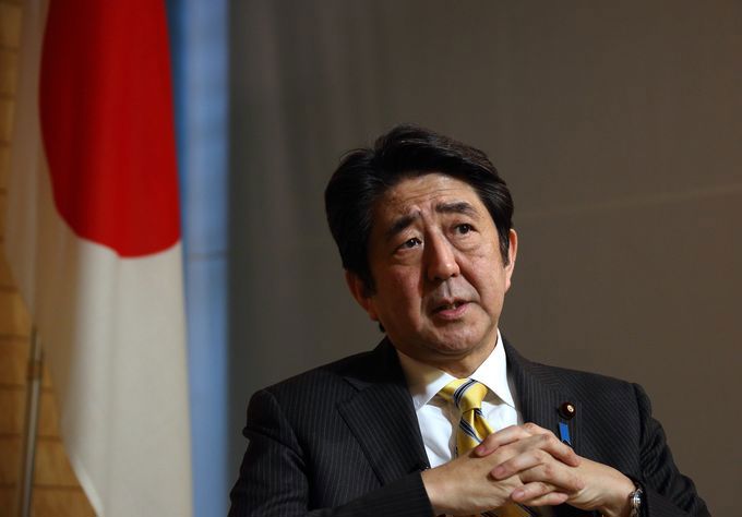 Kế hoạch giải cứu của Thủ tướng Shinzo Abe, đã giúp làm suy yếu đồng yên và tăng lợi nhuận của công ty nhưng tiền lương và chi tiêu trong nước vẫn rất yếu.