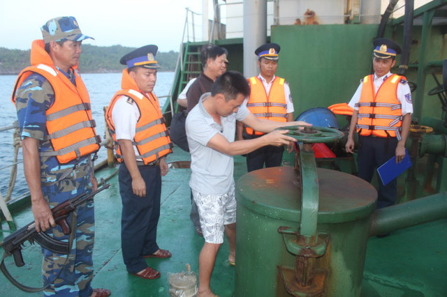 Số vụ bắt giữ xăng dầu xuất lậu 8 tháng qua bị bắt giữ lên đến hàng chục nghìn tấn, gây bất ổn cho thị trường xăng dầu vì Việt Nam vẫn phải nhập khẩu mặt hàng này.