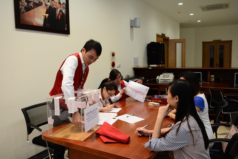 Các cán bộ Ban Đấu giá đang kiểm tra phiếu đấu giá tại phiên IPO công ty TNHH một thành viên Cấp thoát nước Tuyên Quang.