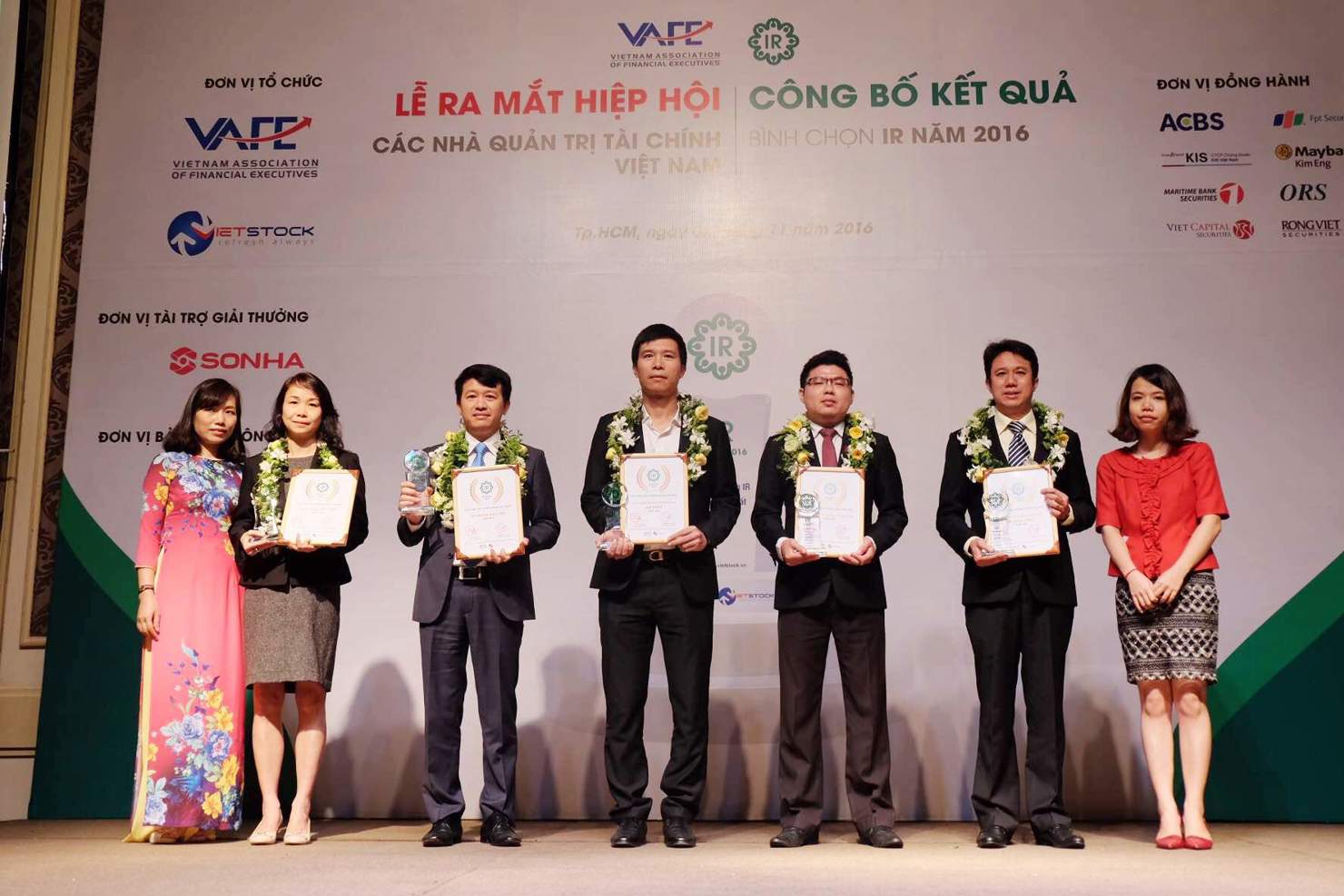 Ông Phạm Ngọc Tú (thứ ba từ trái sang) - Đại diện Lãnh đạo Tập đoàn Bảo Việt nhận giải Top 5 Doanh nghiệp niêm yết có hoạt động Quan hệ nhà đầu tư tốt nhất năm 2016.