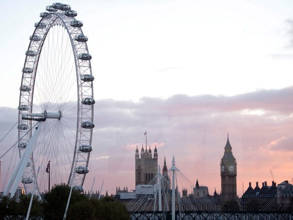 Tháp Elizabeth (phải) và Vòng quay Thiên niên kỷ (London Eye ) tại thủ đô London.  Nguồn: internet.