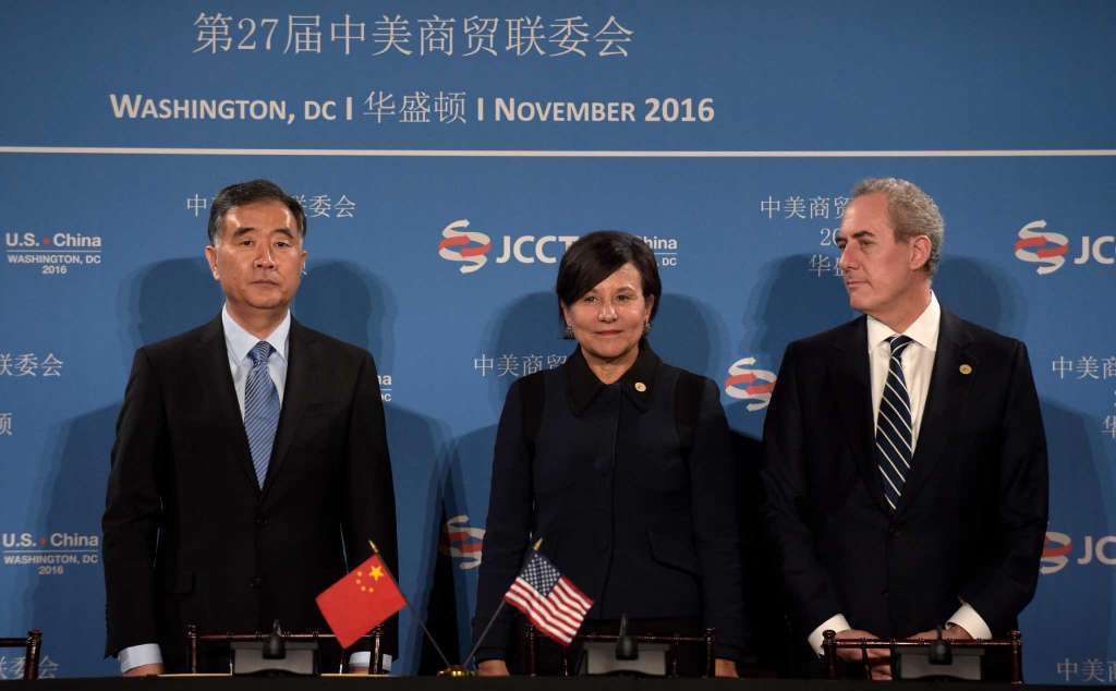 Bộ trưởng Thương mại Mỹ Penny Pritzker (giữa), Đại diện Thương mại Mỹ Michael Froman (phải) và Phó Thủ tướng Trung Quốc Uông Dương (trái) tại phiên họp.  Nguồn: internet.