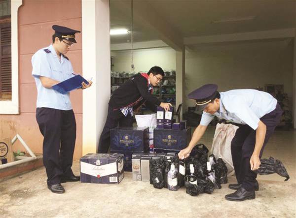 Lực lượng Hải quan Quảng Trị kiểm tra tang vật rượu ngoại vi phạm. Nguồn: internet.