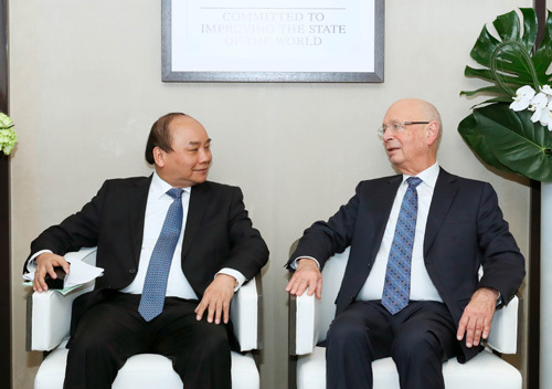 Thủ tướng Nguyễn Xuân Phúc và Chủ tịch WEF Klaus Schwab. Nguồn: internet.