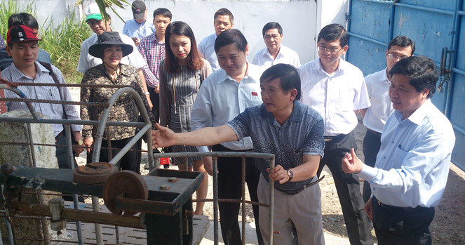Chủ nhiệm Ủy ban KH,CN và MT Phan Xuân Dũng và đoàn giám sát kiểm tra thực tế tại khu chăn nuôi lợn thuộc công ty Thành Phú, huyện Văn Canh, tỉnh Bình ĐịnhNguồn: internet.