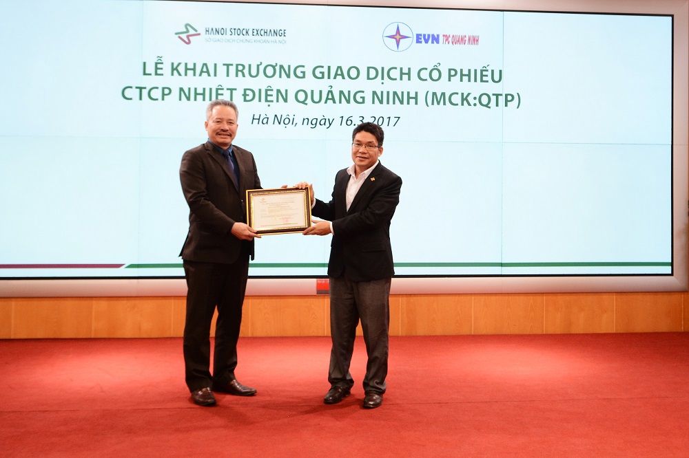 Ông Lê Duy Hạnh – Tổng Giám đốc CTCP Nhiệt điện Quảng Ninh, doanh nghiệp thứ 500 ĐKGD trên UPCoM, nhận giấy chứng nhận ĐKGD.