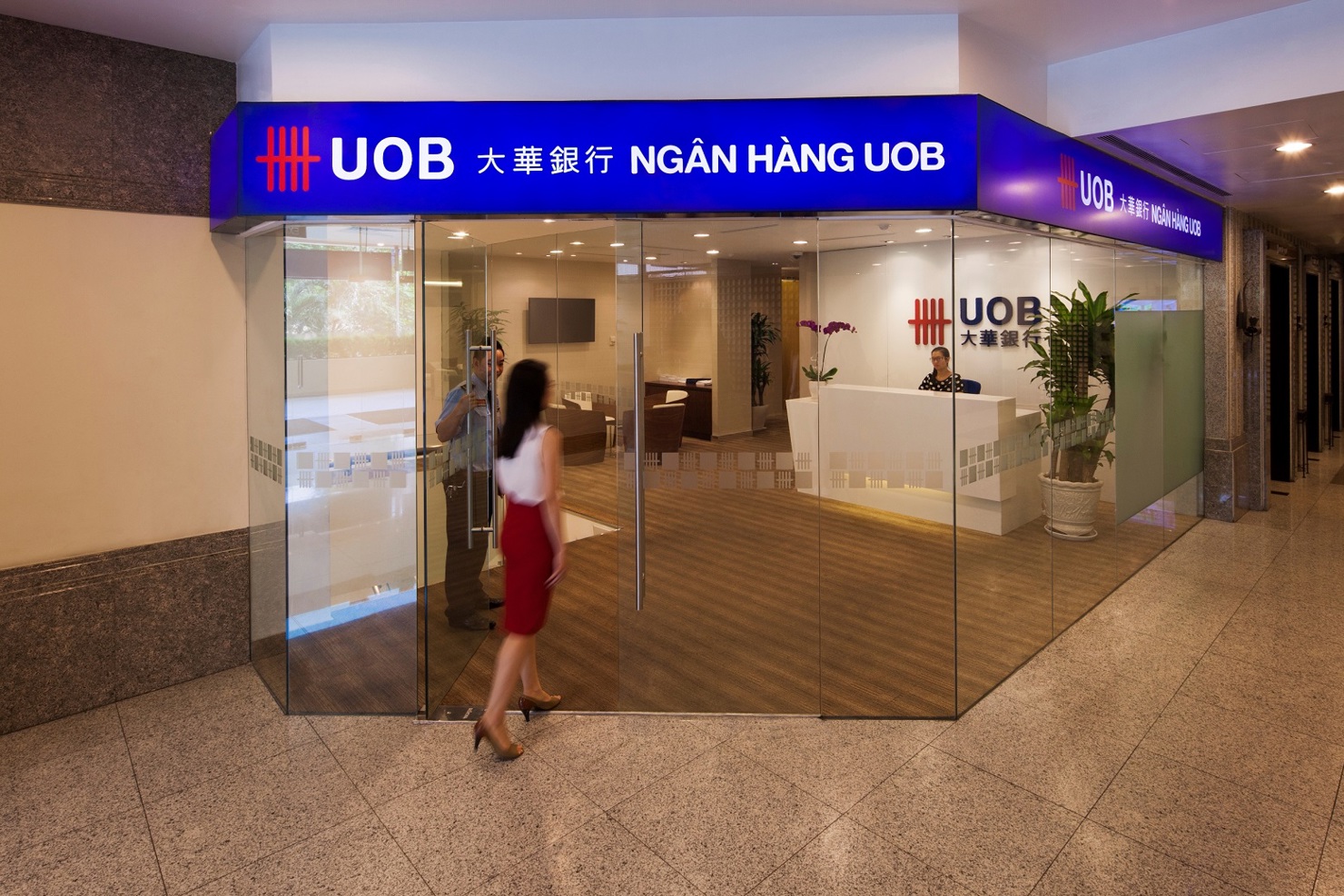 Ngân hàng United Overseas Bank là ngân hàng Singapore đầu tiên được chấp thuận sơ bộ  thành lập ngân hàng con 100% vốn nước ngoài tại Việt Nam. Nguồn: ob.com.sg