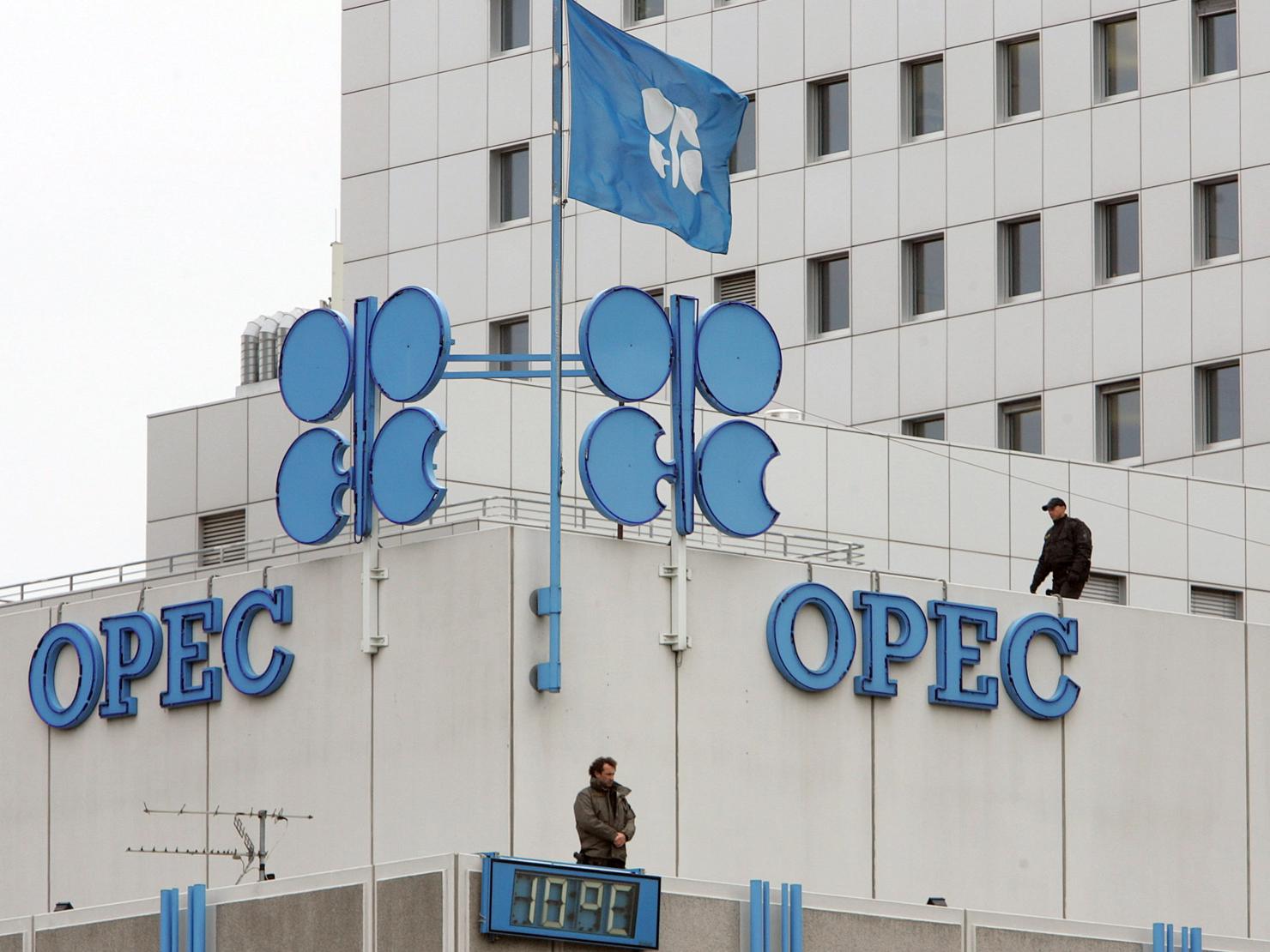 Nhằm ổn định giá dầu, các nước OPEC đã đạt được thỏa thuận cắt giảm 1,8 triệu thùng mỗi ngày trong tổng sản lượng khai thác dầu mỏ từ 11 quốc gia trên thế giới. Nguồn: internet.