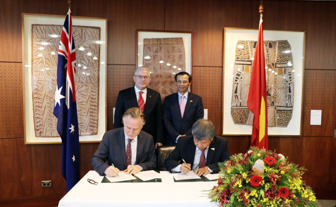 Thứ trưởng Bộ Kế hoạch - Đầu tư Nguyễn Thế Phương và Vụ trưởng Vụ Đông Nam Á Lục địa và Khu vực - Bộ Ngoại giao và Thương mại Australia Philip Green ký biên bản hội nghị. Ảnh: ĐSQ Australia
