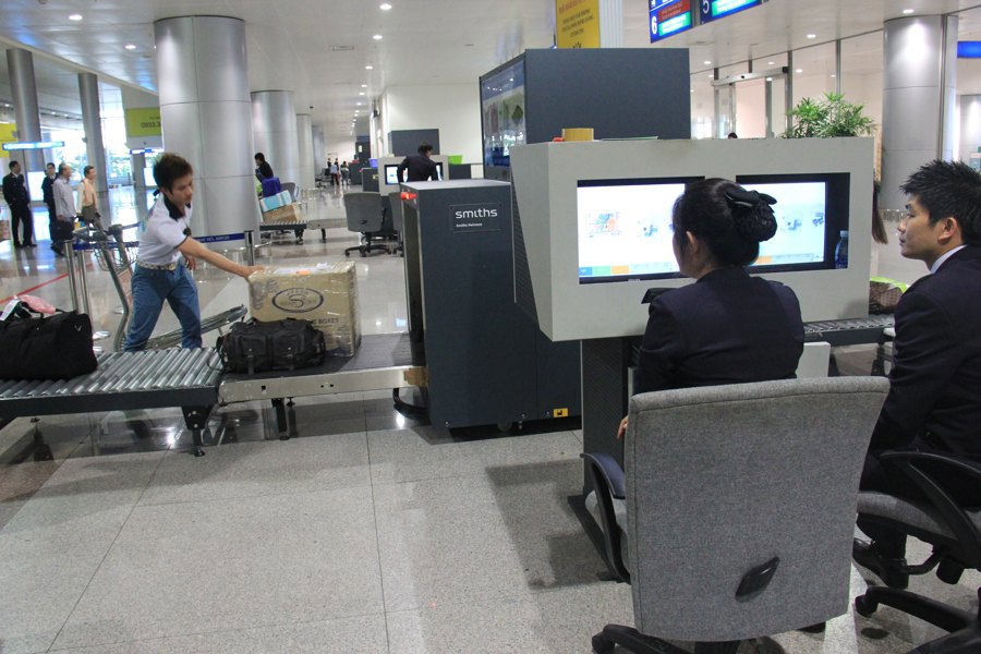 Công chức Hải quan sân bay Tân Sơn Nhất soi chiếu hành lý của khách xuất. Nguồn: internet.