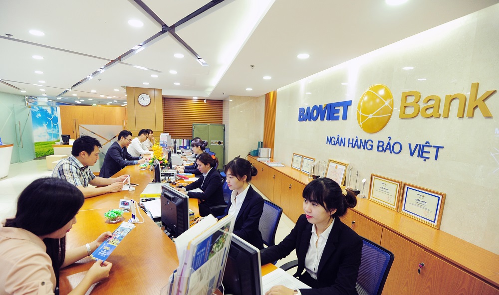 Khách hàng đang giao dịch tại BAOVIET Bank.