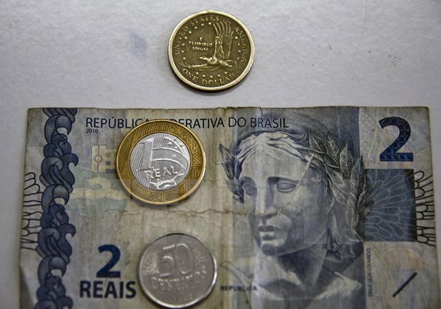 Đồng tiền xu 1 USD của Mỹ (trên) và đồng tiền giấy và tiền xu Real của Brazil. Nguồn: internet.