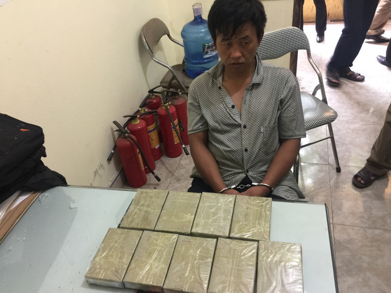 Đối tượng Khà A Chá cùng tang vật 9 bánh heroin do lực lượng Hải quan Quảng Ninh chủ trì phát hiện bắt giữ tại Bắc Ninh, tháng 4/2017. Nguồn: internet.