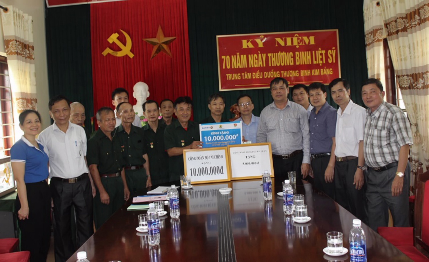 Đại diện Công đoàn Bộ Tài chính, Công đoàn Tổng cục Hải quan và Tập đoàn Bảo Việt thăm và tặng quà cho các thương binh, bệnh binh tại Trung tâm Điều dưỡng Thương binh Kim Bảng (Hà Nam).