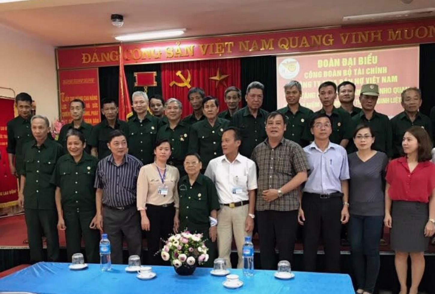 Công đoàn Bộ Tài chính và Công đoàn DATC tới thăm, tặng quà các đồng chí thương binh nặng đang điều dưỡng tại Trung tâm điều dưỡng thương binh nặng huyện Nho Quan, tỉnh Ninh Bình.