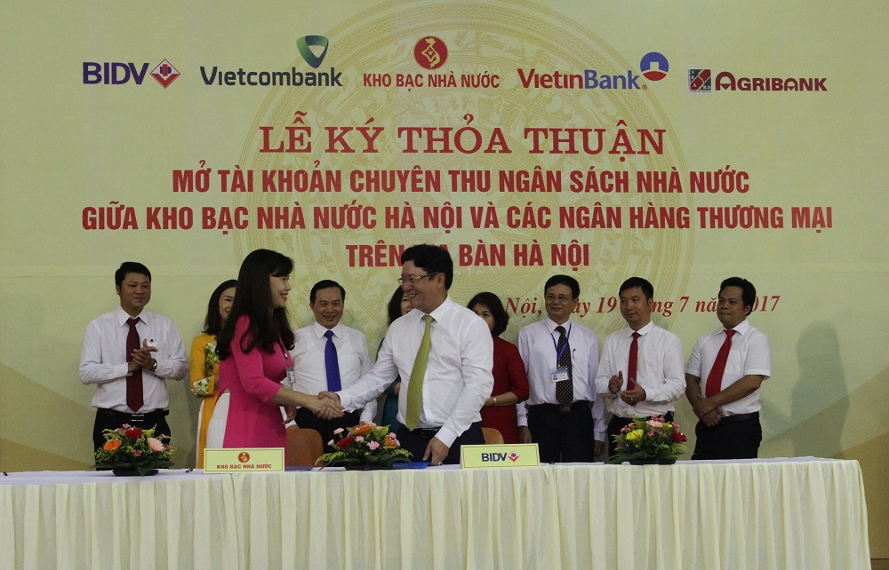 Đại diện BIDV và Kho bạc Nhà nướcHà Nội ký thỏa thuận mở tài khỏan thu ngân sách nhà nước trên địa bàn Hà Nội.