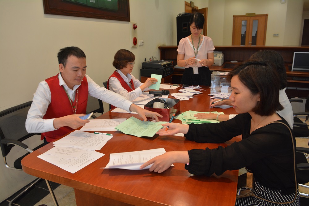 Các cán bộ Ban Đấu giá HNX đang kiểm tra phiếu lệnh tại phiên đấu giá CTCP Thuận An.