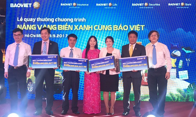 Lãnh đạo Bảo Việt trao biểu chưng các giải thưởng.