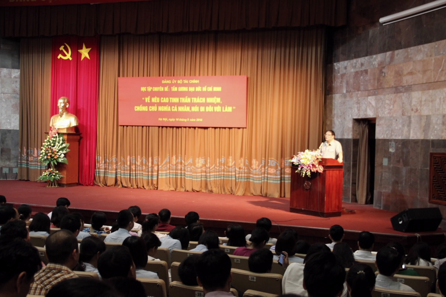 Cán bộ, đảng viên Đảng bộ Bộ Tài chính học tập chuyên đề tấm gương đạo đức Hồ Chí Minh.