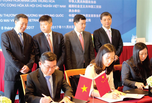 Đại diện các doanh nghiệp Việt - Trung ký kết thỏa thuận hợp tác.