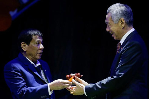 Tổng thống Philippines Duterte và Thủ tướng Singapore Lý Hiển Long trong lễ chuyển giao chức Chủ tịch ASEAN tại Hội nghị Thượng đỉnh lần thứ 31 hôm 14/11. Nguồn: Internet