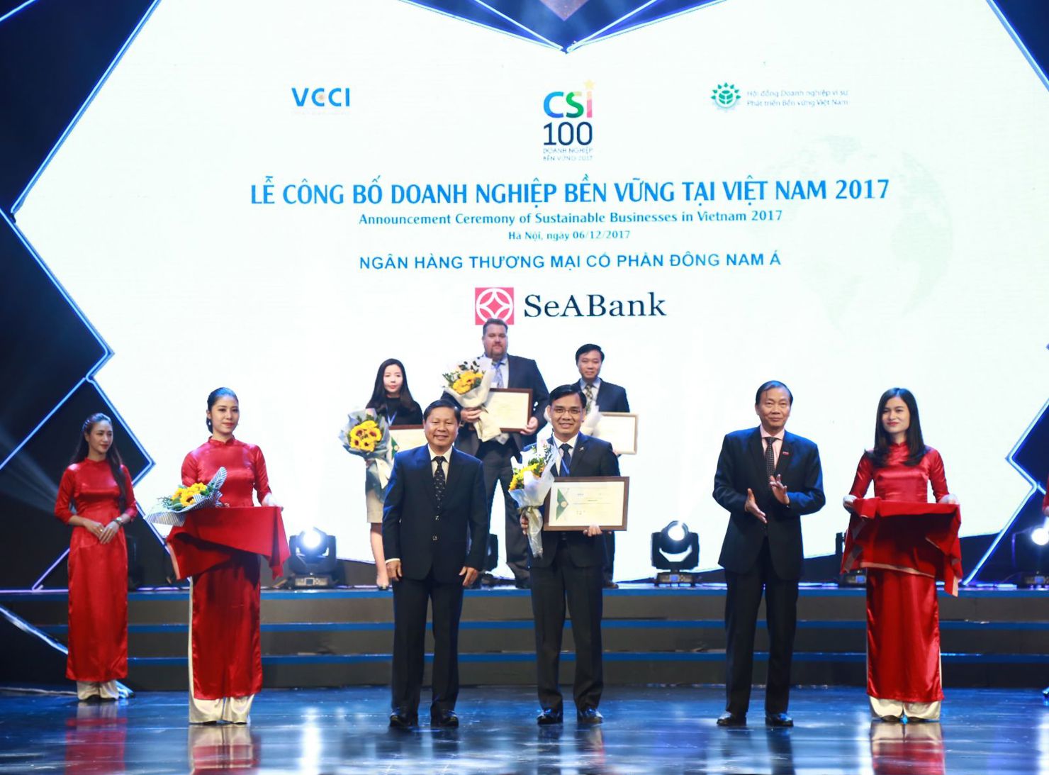 SeABank được xếp hạng trong Top 100 doanh nghiệp phát triển bền vững Việt Nam 2017.