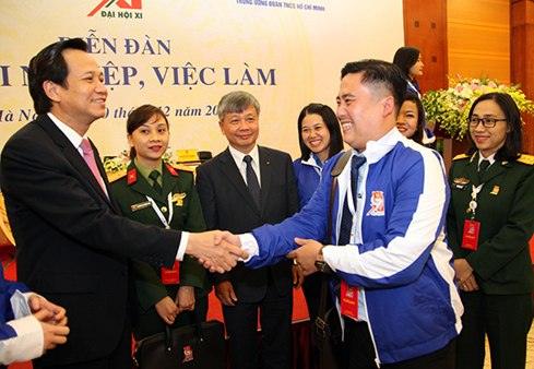 Bộ trưởng Đào Ngọc Dung với các đại biểu. Nguồn: Thái Bình/daibieunhandan.vn